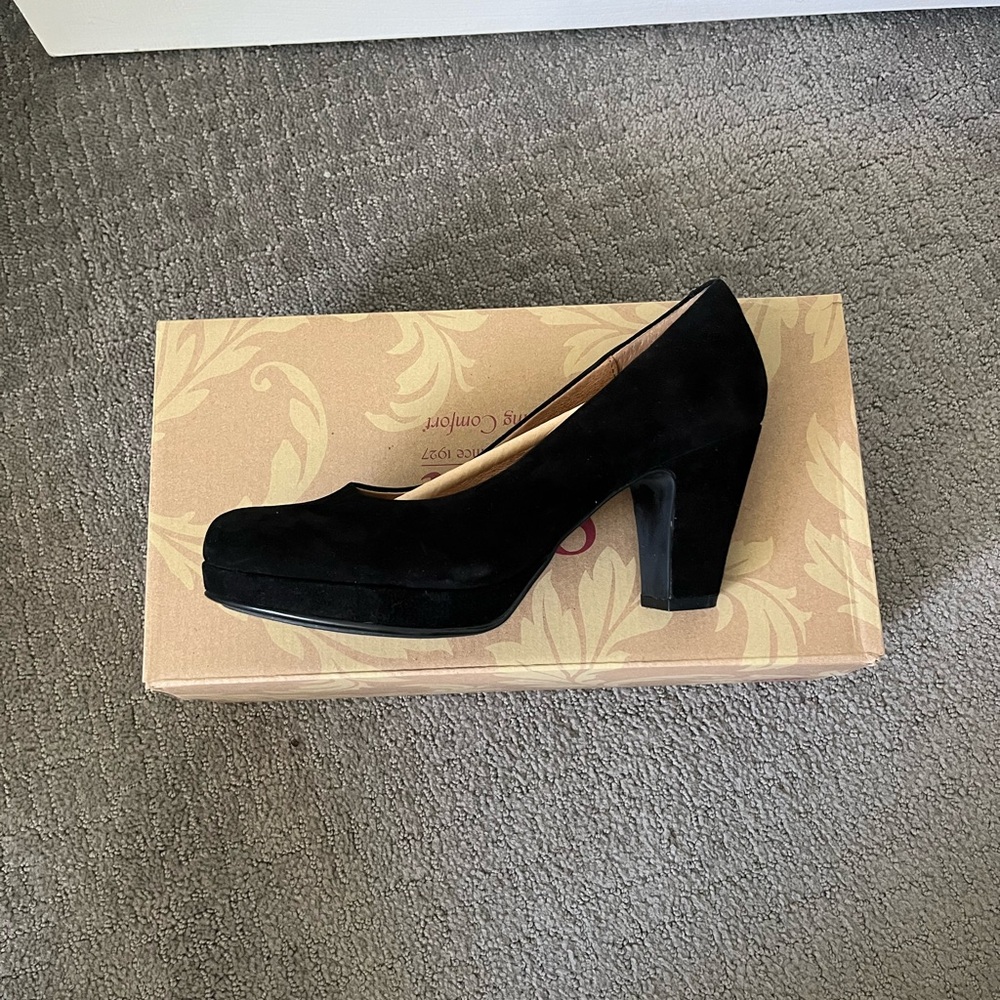 Black Söfft Gabie Suede Pumps - Picture 6 of 9